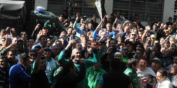 Allanaron el sindicato de Camioneros\u002E (Rolando Andrade)