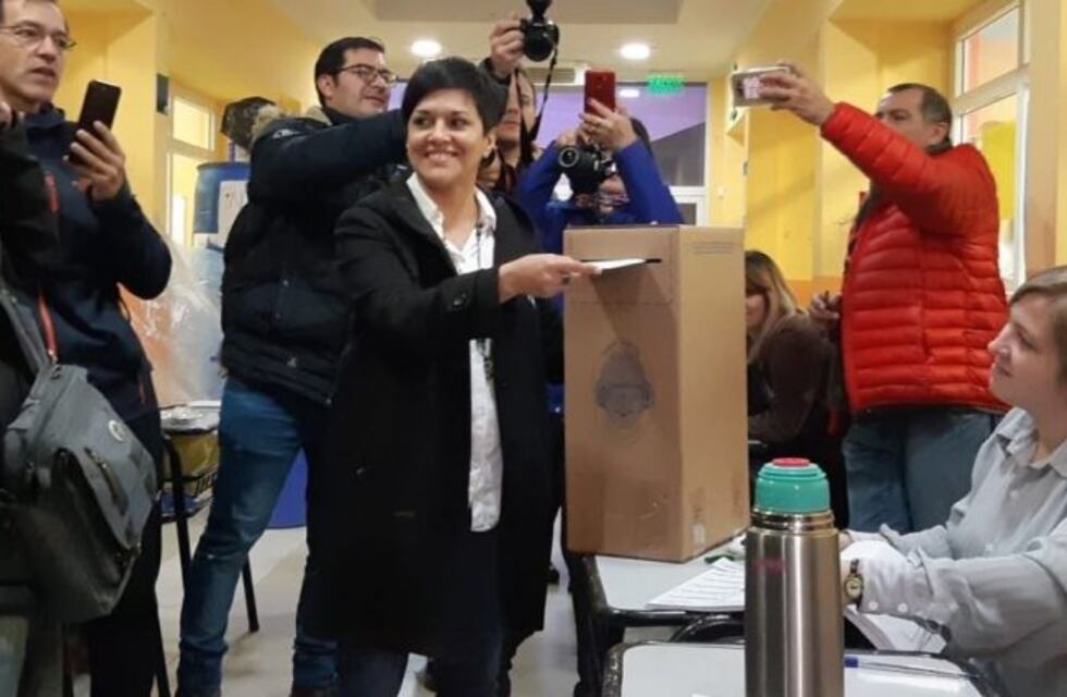 Elecciones en Tierra del Fuego: Votó la candidata a Intendente de Río Grande Analía Cubino