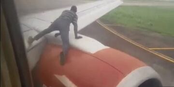 Hombre subido a un avión en Nigeria