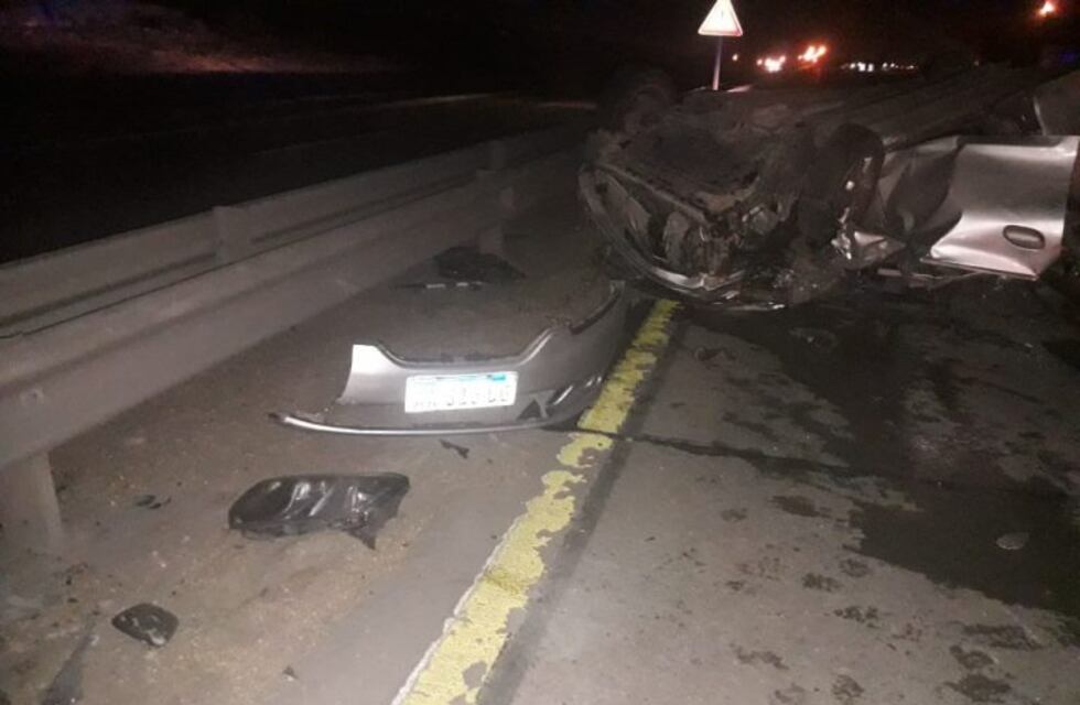 Un policía de Bajo Hondo chocó su auto contra un camión y solo sufrió golpes