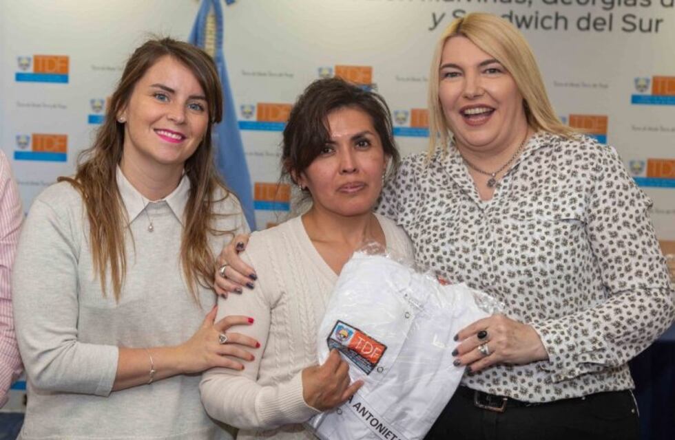 Entrega de uniformes a personal POMyS y de comedores escolares