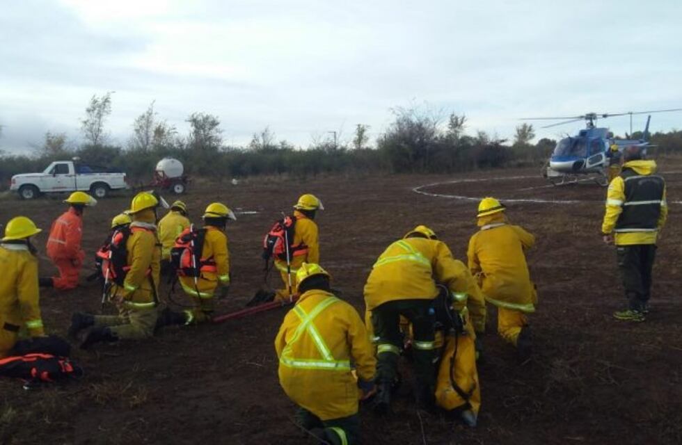 Incendio en Alpa Corral: mejoran las condiciones pero un grupo de bomberos trabajará toda la noche