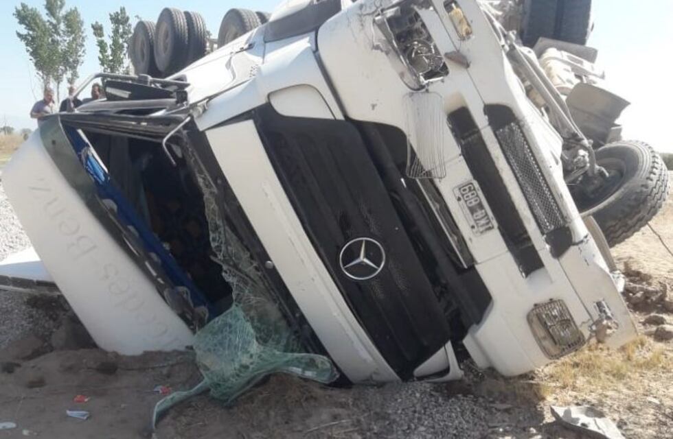 Aparatoso accidente: un camión chocó contra un auto y volcó en Mendoza