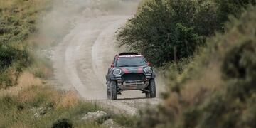 El piloto mendocino Orlando Terranova y su navegador Ronnie Graue, en la etapa realizada en España-