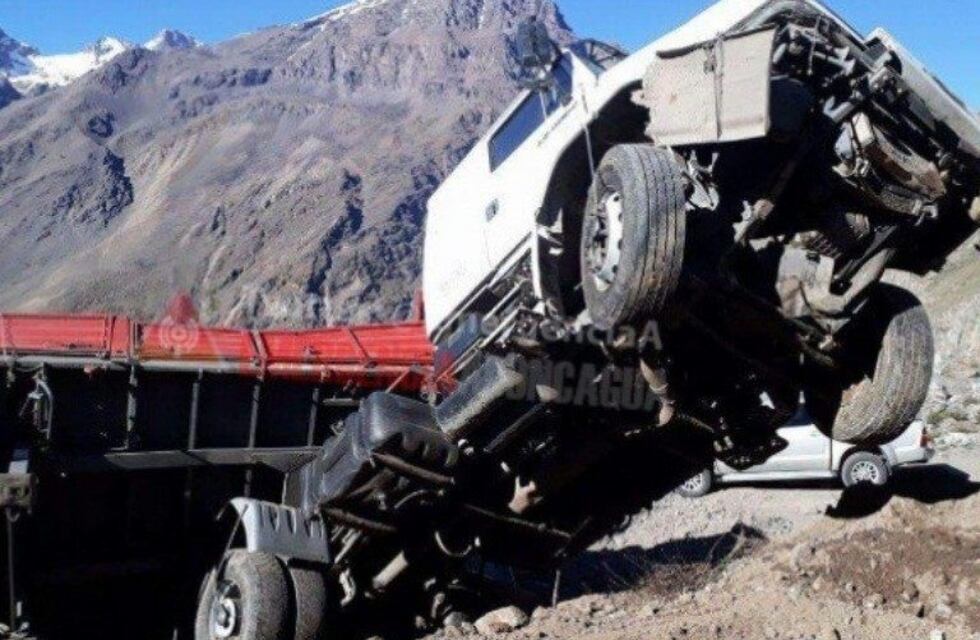 Volcó un camión mendocino en los Caracoles de Chile