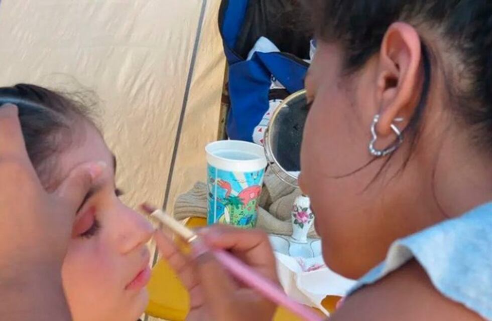Entrerriana maquilla y peina gratis a jóvenes para que puedan asistir a la fiesta de egresados