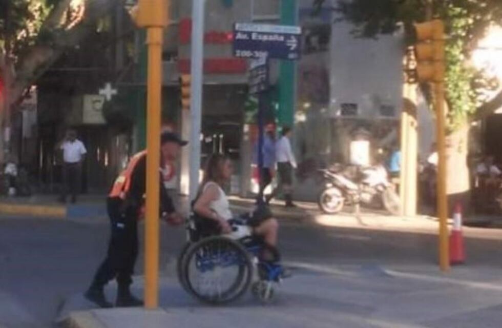 Un policía ayudó a cruzar la calle a una mujer en silla de ruedas y el gesto se hizo viral