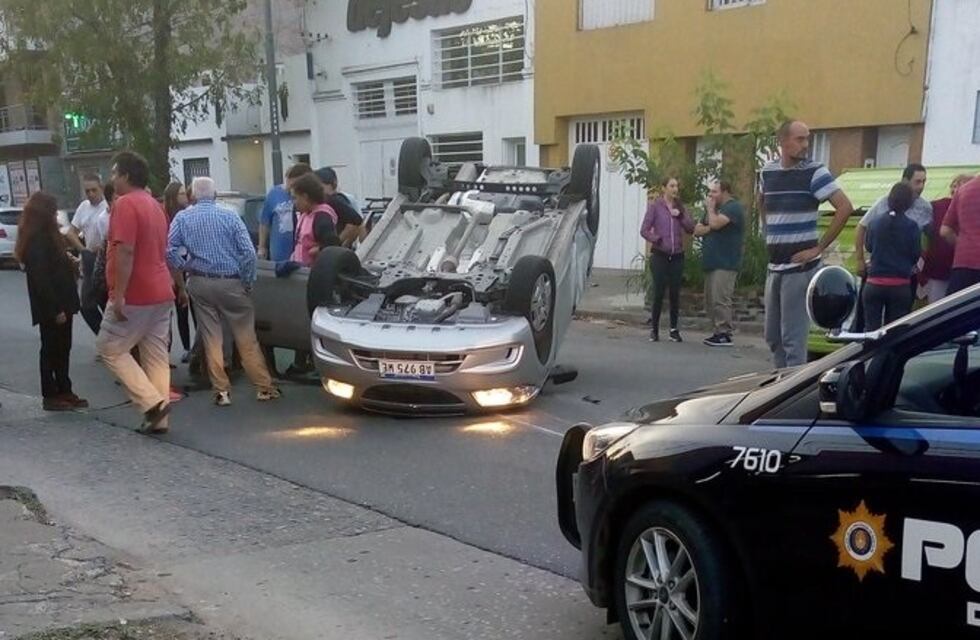 Un automovilista se salvó luego de volcar después de un choque en la zona oeste