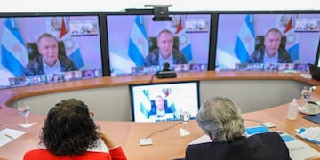 El presidente Alberto Fernández, durante la videoconferencia con gobernadores provinciales antes de extender la cuarentena obligatoria hasta el 21 de junio\u002E (Presidencia)