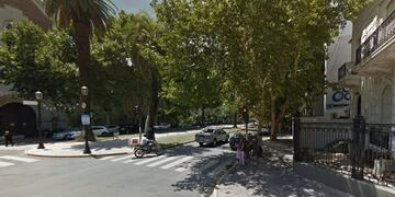 El conductor del vehículo fue obligado a seguir viaje desde el centro hacia barrio Echesortu\u002E (Google Street View)