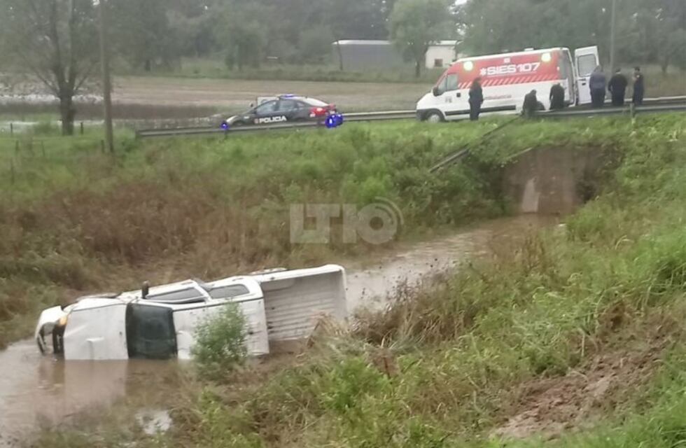 Una camioneta policial terminó en una zanja a causa de la lluvia