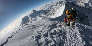 (FILES) In this file photo taken on May 17, 2018, mountaineers make their way to the summit of Mount Everest, as they ascend on the south face from Nepal\u002E - Two more climbers have died on Everest, expedition organisers and officials said on May 25, taking the toll from a deadly week on the overcrowded world's highest peak to ten\u002E (Photo by Phunjo LAMA / AFP)