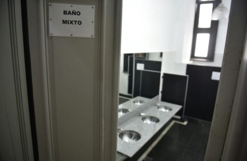 La Rivadavia inauguró el primer baño mixto en una escuela pública del país