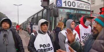 Manifestantes cortan el Metrobus tras acampar toda la noche en la avenida 9 de Julio\u002E (TN)