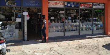 Personal policial recorre los negocios verificando que cumplan con el protocolo sanitario