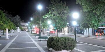 Recambio de luminarias en el centro de Santa Rosa (La Arena)