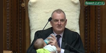Trevor Mallard, presidente del Parlamento de Nueva Zelanda, alimenta al bebé de un diputado