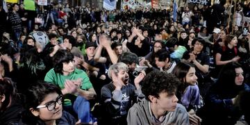 Marcha de alumnos colegios tomados en contra la reforma educativa\r\nDYN36, BUENOS AIRES 22/09/2017, DOCENTES Y ESTUDIANTES MARCHAN ESTA TARDE EN EL CENTRO PORTEÑO CONTRA LA REFORMA LABORAL\u002E FOTO: DYN/PABLO AHARONIAN\u002E buenos aires tomas de escuelas colegios contra la reforma educativa marcha de alumnos de los colegios tomados manifestacion