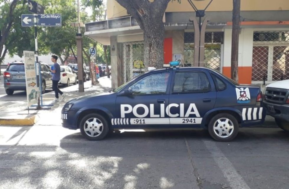 Parece chiste pero no: multan a un móvil policial por estar mal estacionado