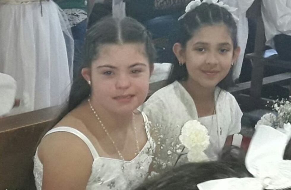 La nena con síndrome de Down finalmente pudo tomar la comunión