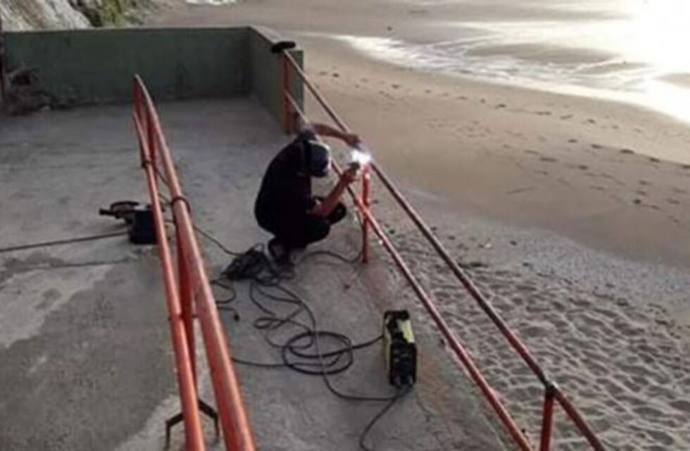 Turista comodorense, cansado de la desidia, refaccionó barandas en Las Grutas