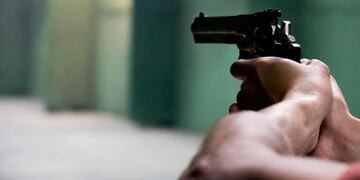 Le dispararon a un hombre que estaba guardando su auto en Las Heras.
