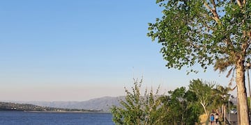 Costanera de Villa Carlos Paz en primavera 2020\u002E (Foto: VíaCarlosPaz)\u002E