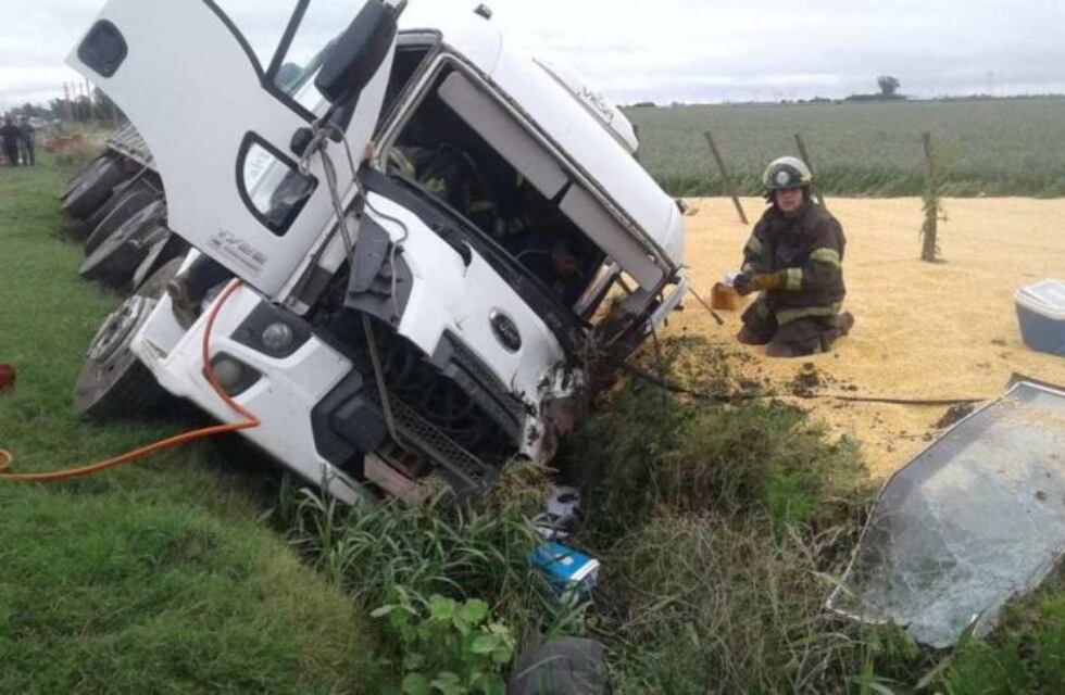 Camionero quedó atrapado en la cabina tras un choque múltiple