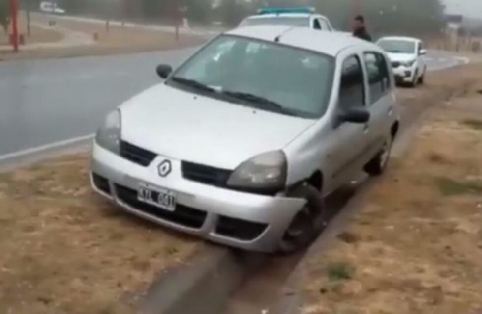 Por la lluvia, un auto cayó dentro de una canaleta en la capital puntana