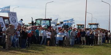 Productores rurales se reunieron en la rotonda ruta 70 y 13, a la altura de Presidente Roca\u002E (web)