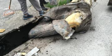 Retiraron un colchón de un desagüe\u002E