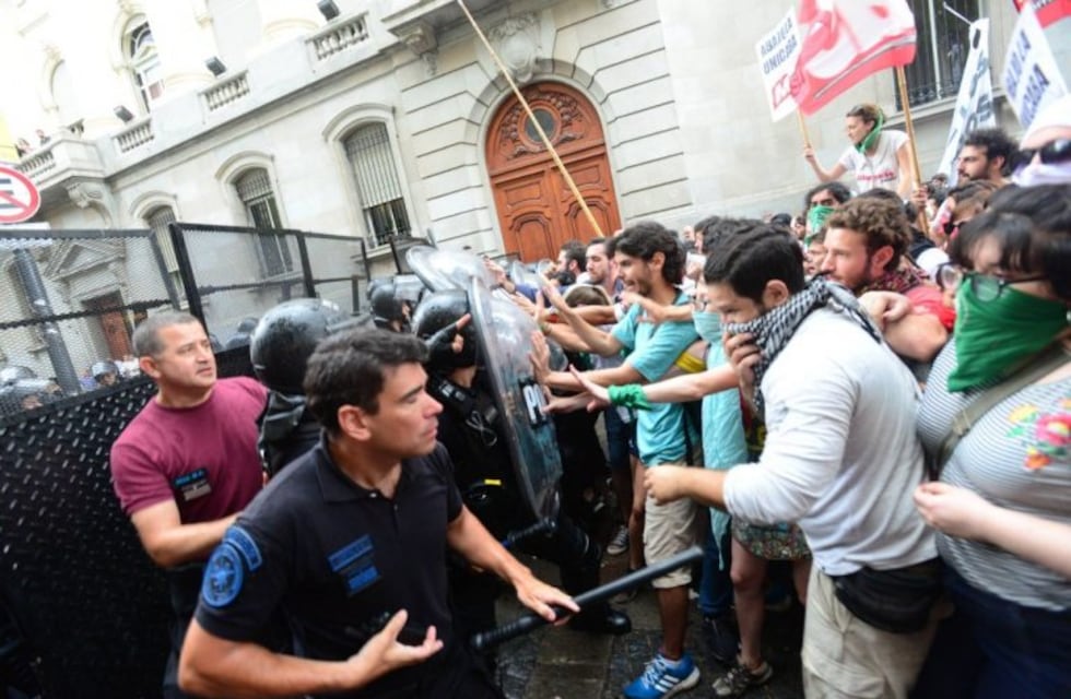 Incidentes frente a la Legislatura porteña en la protesta contra la Universidad docente