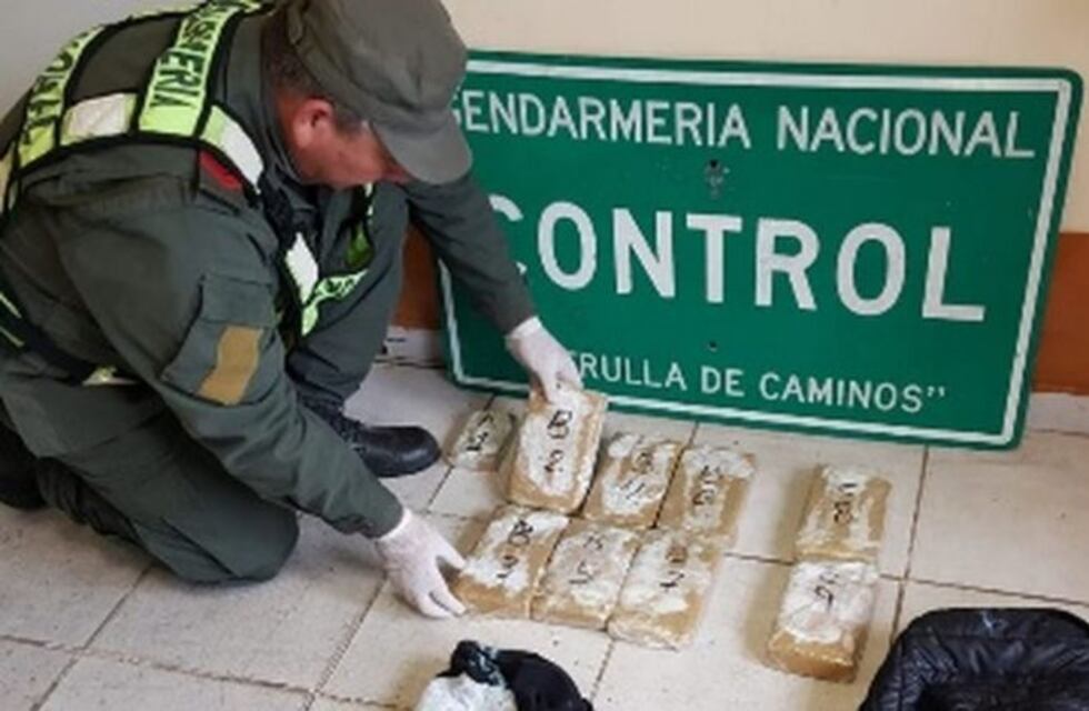 Detuvieron a una mujer con 7 kilos de marihuana en un micro