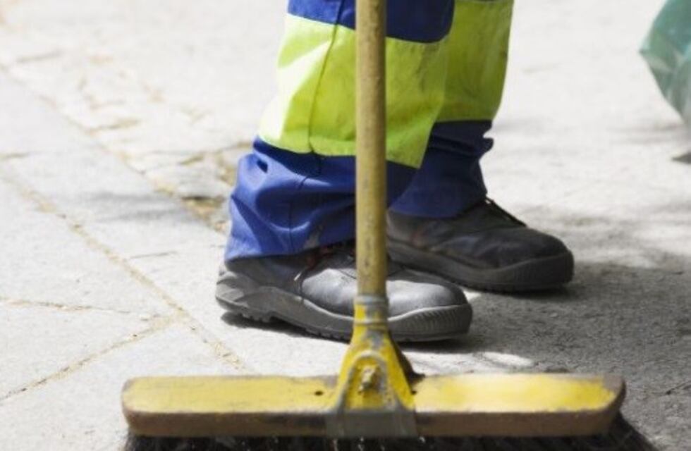 Obrero cayó y fue penetrado por un palo de un escobillón