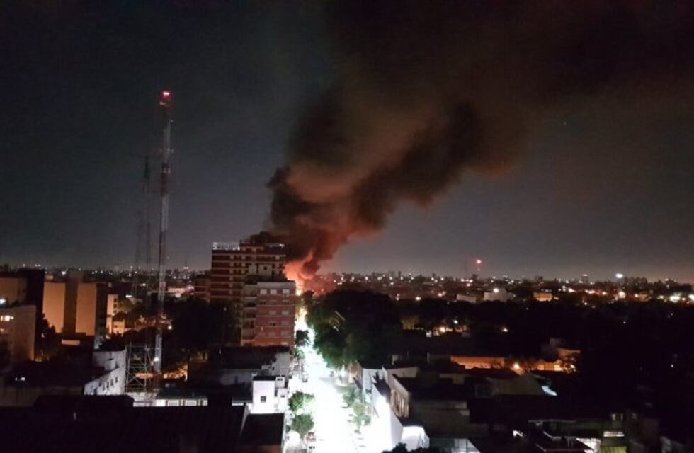 Feroz incendio en una fábrica de artículos de limpieza en San Martín
