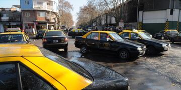 DYN15, BUENOS AIRES, 07/07/09, DECENAS DE TAXISTAS BLOQUEAN LA TERMINAL DE OMNIBUS DE RETIRO EN PROTESTA POR UNA OBRA QUE MODIFICARIA DOS DE LAS DARSENAS DONDE CARGAN Y DESCARGAN PASAJEROS\u002E FOTO:DYN/RODOLFO PEZZONI\u002E retiro buenos aires protesta taxis taxistas bloqueo terminal de omnibus protestas taxistas por carga y descarga de pasajeros bloqueo estacion terminal de omnibus