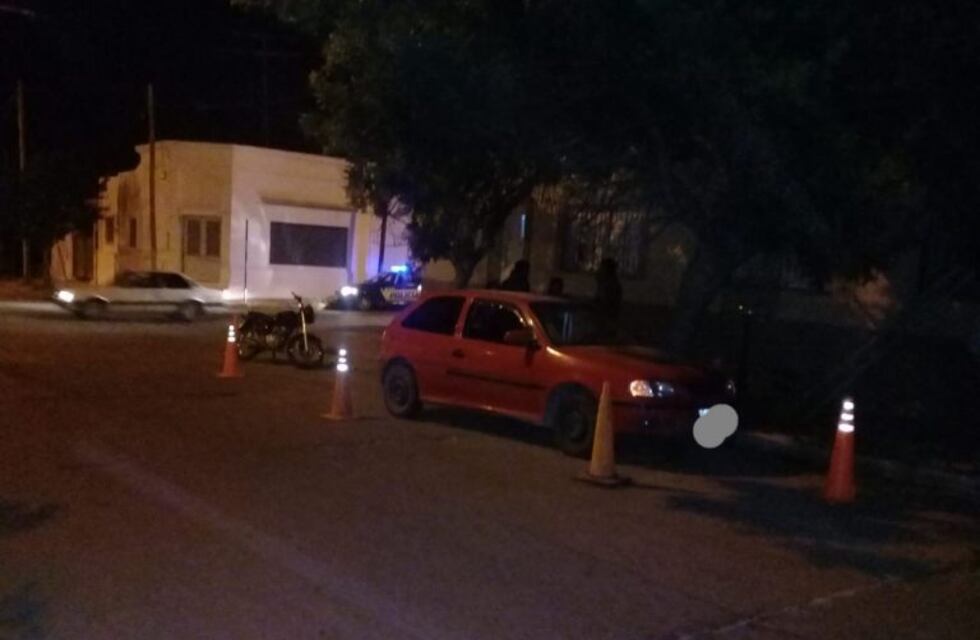 Dos jóvenes motociclistas fueron hospitalizadas tras colisionar contra un vehículo