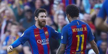 GRA441. BARCELONA, 06/05/2017.- El delantero brasileu00f1o del FC Barcelona Neymar (d) y el argentino Leo Messi celebran tras marcar uno de los goles ante el Villarreal, durante el partido de Liga en Primera Divisiu00f3n que se juega esta tarde en el Nou Camp, en Barcelona. EFE/Alejandro Garcu00eda