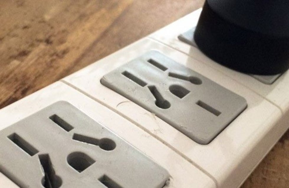 Tiene 2 años y está grave tras recibir una descarga por tocar una zapatilla eléctrica