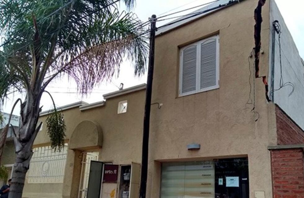 Le explotó un microondas en la cara y tiene gravísimas quemaduras