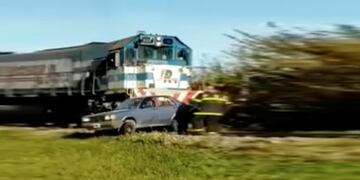 Un tren de carga embistió a un auto cuando cruzaba la vía