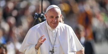 VAT08 CIUDAD DEL VATICANO (VATICANO) 15/03/2017.- El papa Francisco saluda a su llegada a la plaza de San Pedro del Vaticano para presidir la audiencia general de los miu00e9rcoles, hoy, 15 de marzo de 2017. EFE/Alessandro Di Meo