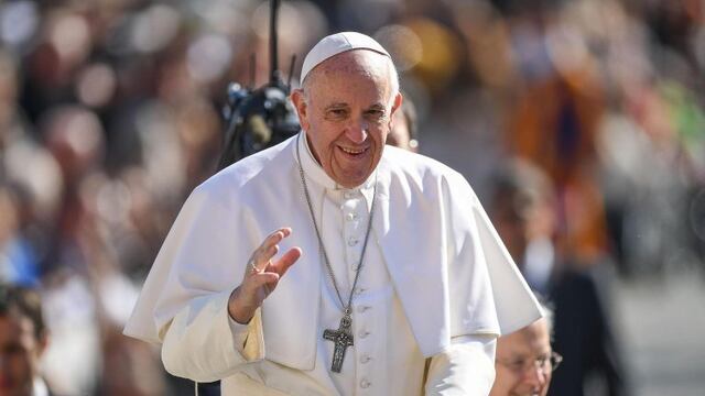 VAT08 CIUDAD DEL VATICANO (VATICANO) 15/03/2017.- El papa Francisco saluda a su llegada a la plaza de San Pedro del Vaticano para presidir la audiencia general de los miu00e9rcoles, hoy, 15 de marzo de 2017. EFE/Alessandro Di Meo