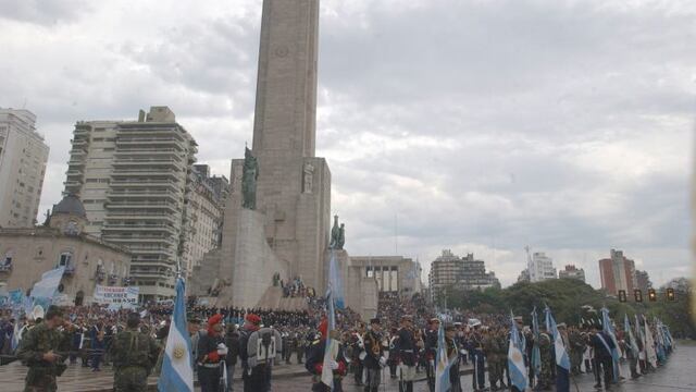 Hasta 2015 el acto central se habu00eda desarrollado sobre Avenida Belgrano junto con el tradicional desfile cu00edvico-militar.
