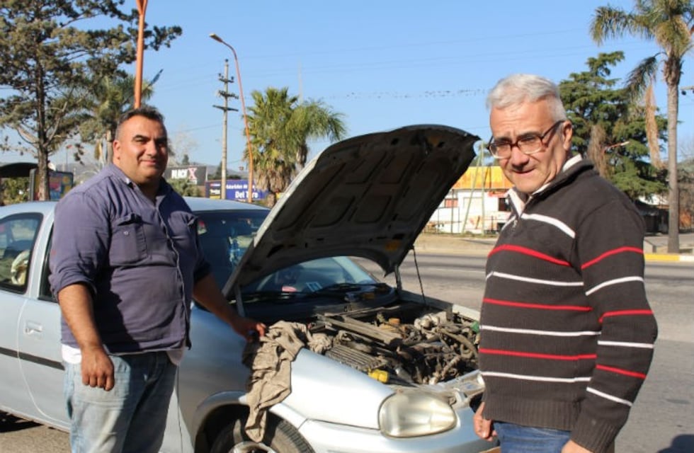 El ángel de la ruta: un mécanico cordobes detecta autos que se quedan parados para ofrecer su ayuda