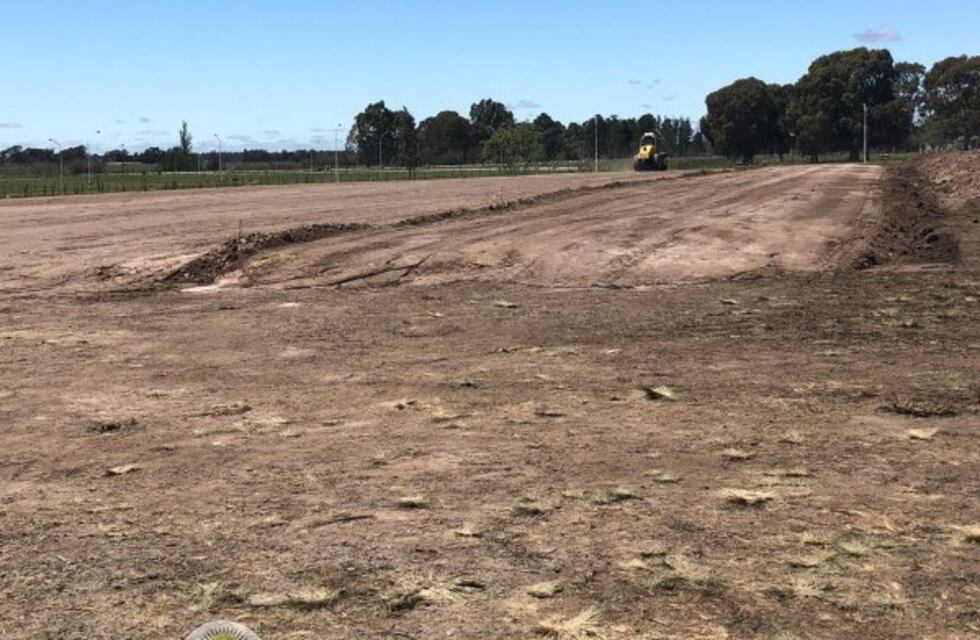 Sánchez supervisa los avances en la construcción de la cancha de hockey de césped sintético