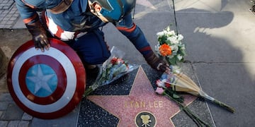 Un imitador del Capitán América observa el homenaje en la estrella del Paseo de la Fama al dibujante de cómics y editor Stan Lee, quien murió este 12 de noviembre a la edad de 95 años\u002E EFE/ Eugene Garcia