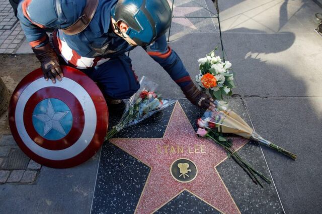 Un imitador del Capitán América observa el homenaje en la estrella del Paseo de la Fama al dibujante de cómics y editor Stan Lee, quien murió este 12 de noviembre a la edad de 95 años\u002E EFE/ Eugene Garcia