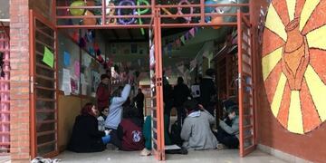 Los alumnos del BOP 9 de Posadas hicieron una sentada luego de que les censuraran un debate sobre el aborto\u002E (Foto: Misiones Cuatro)