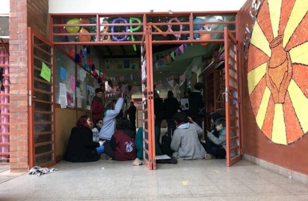 Estudiantes misioneros hicieron una sentada luego de que les negaran debatir sobre el aborto